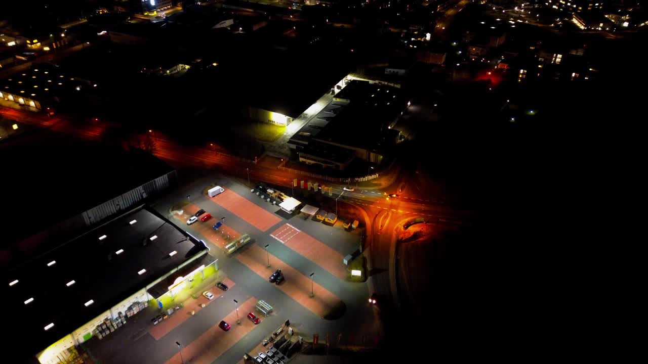 照明十字路口和停车结构的航拍夜景视频素材