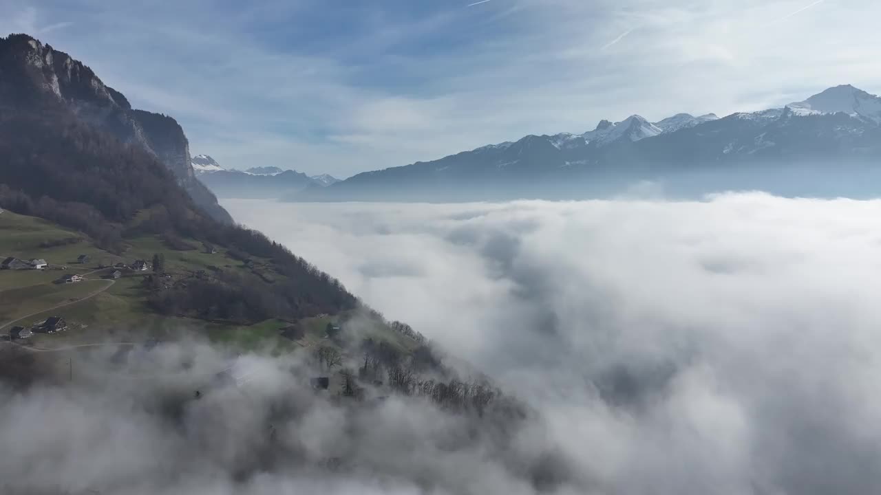 阿姆登的高山悬崖之上的雾海。瑞士航空视频素材