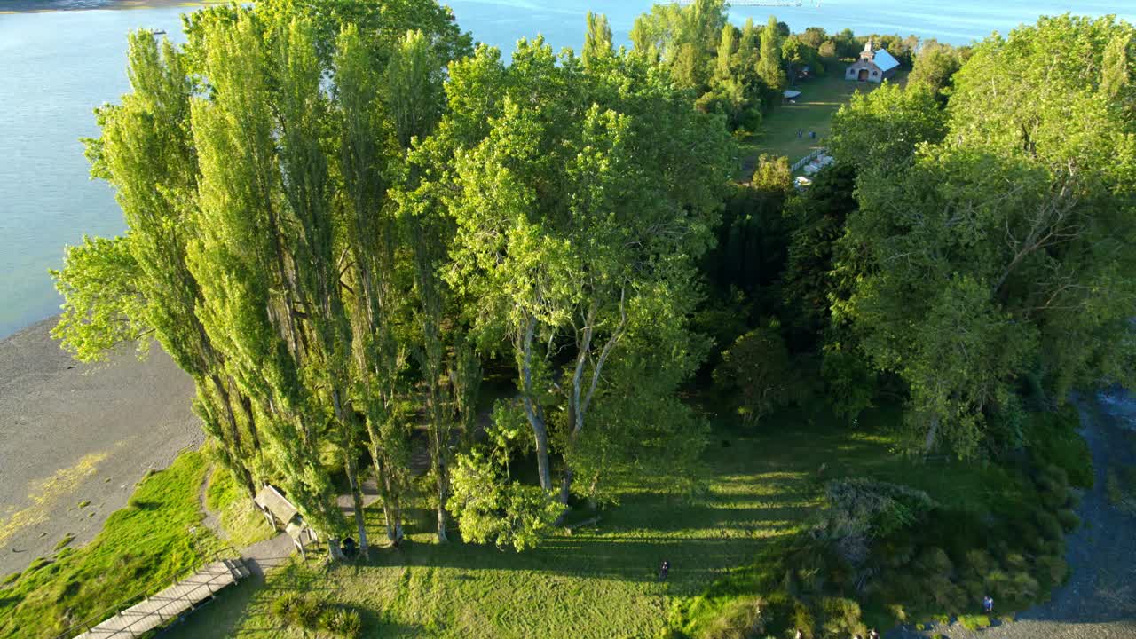 智利奇洛埃岛的鸟瞰图，漂浮的墓地，航行灵魂之岛。视频素材