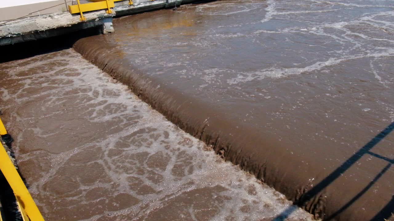 现代化污水处理厂。日落时用于曝气和生物净化污水的水箱视频下载