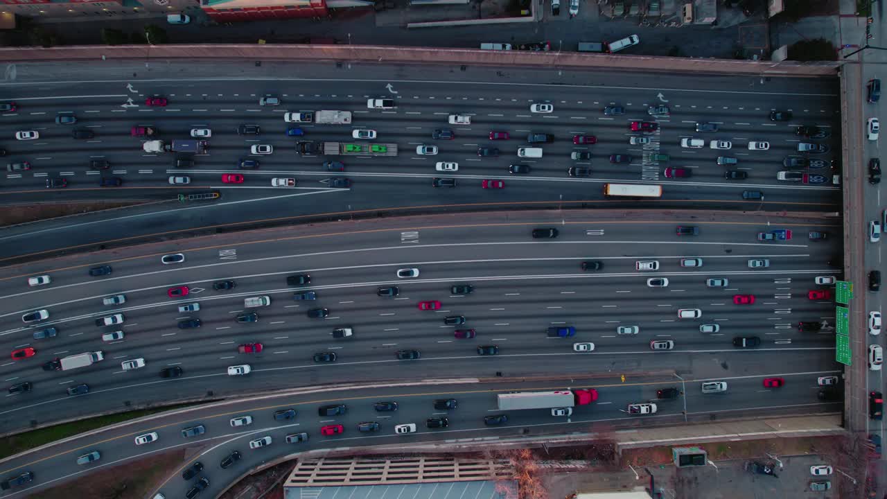 亚特兰大高峰时段交通的自上而下视图。半挂车、轿车、公交车下班回家。视频素材