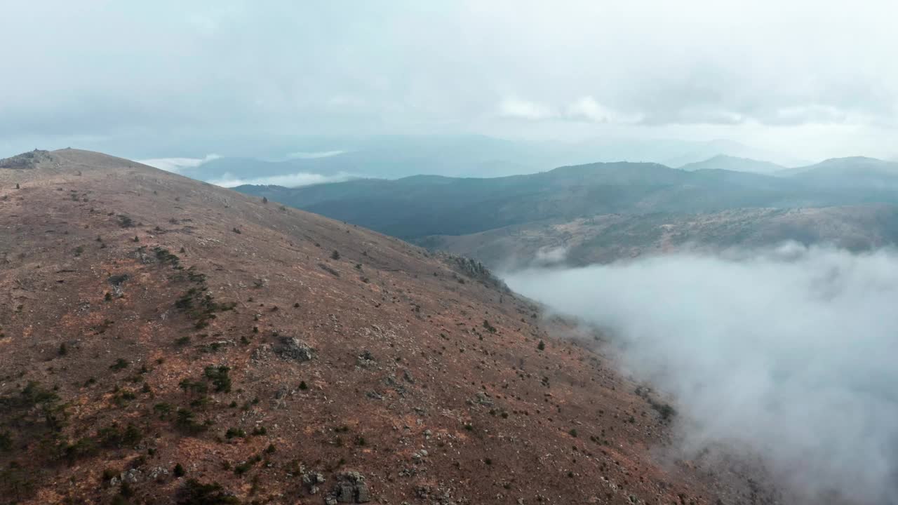 云雾缭绕的山景，黎明时分的群山，广角镜头视频素材