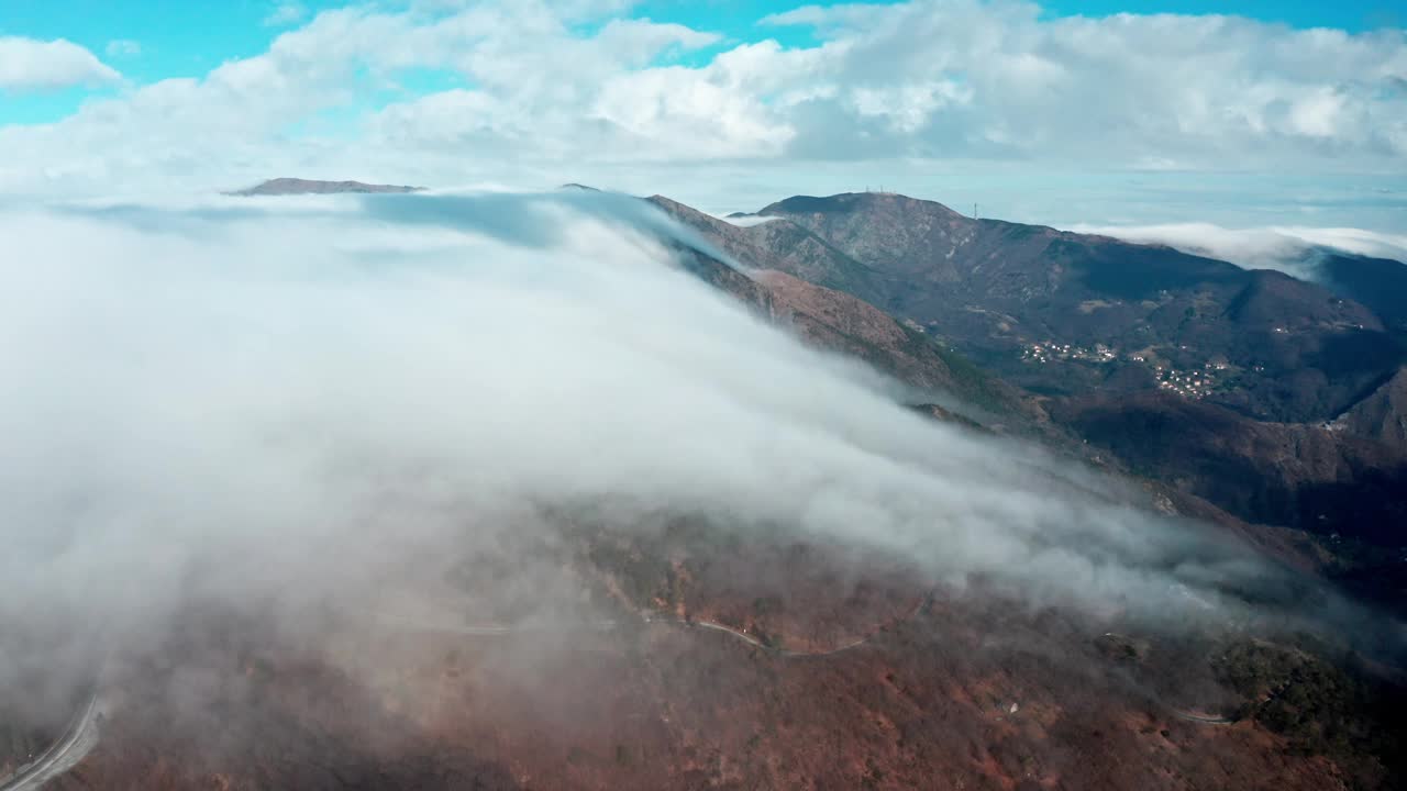 云雾缭绕，青山碧空，鸟瞰视频素材