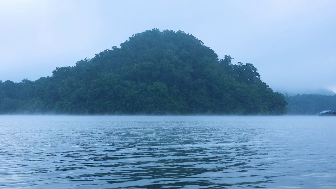 宁静的湖和朦胧的岛景视频素材