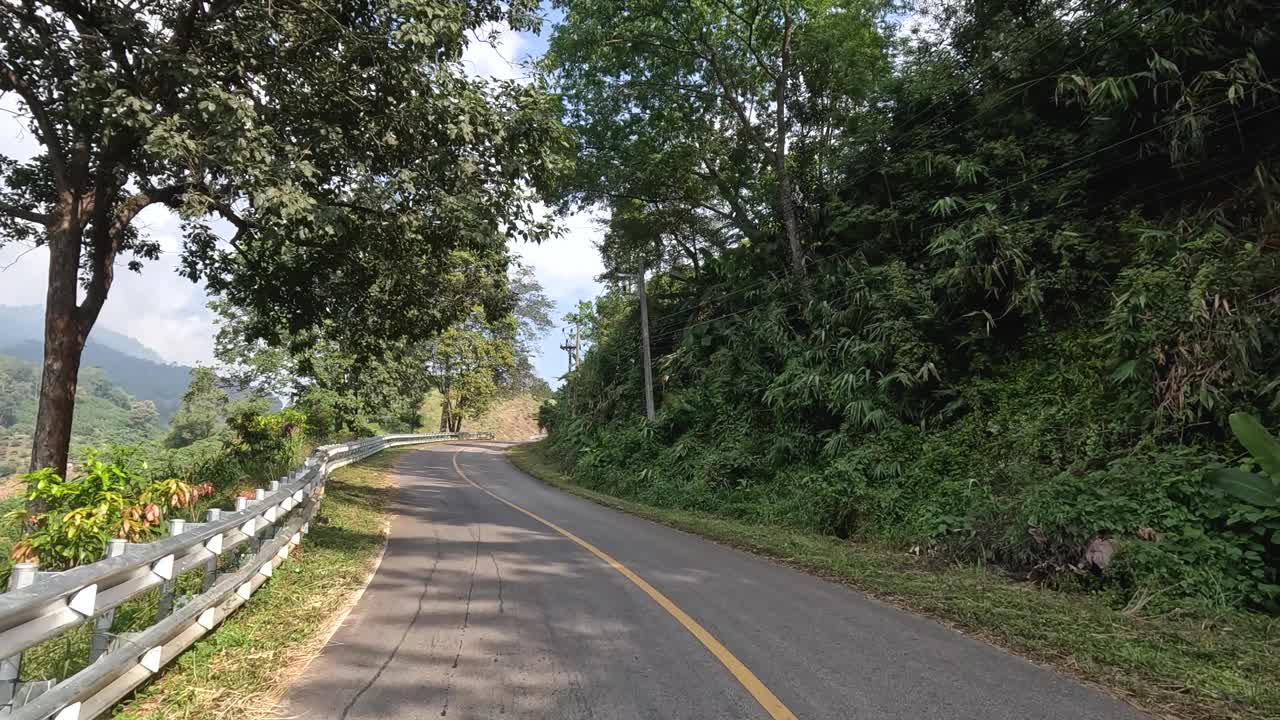 风景优美的公路旅行穿过郁郁葱葱的乡村视频素材