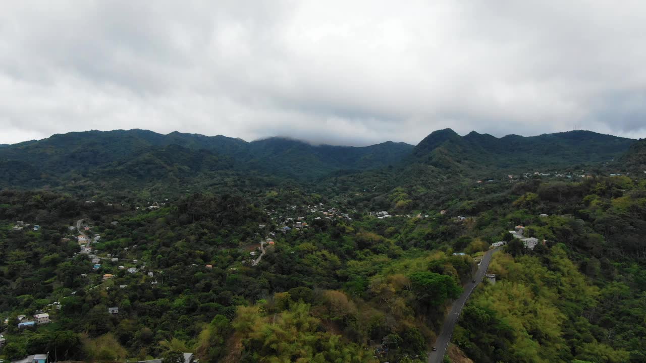 郁郁葱葱的格林纳达雨林散落的房屋，多云的天空，鸟瞰图视频素材