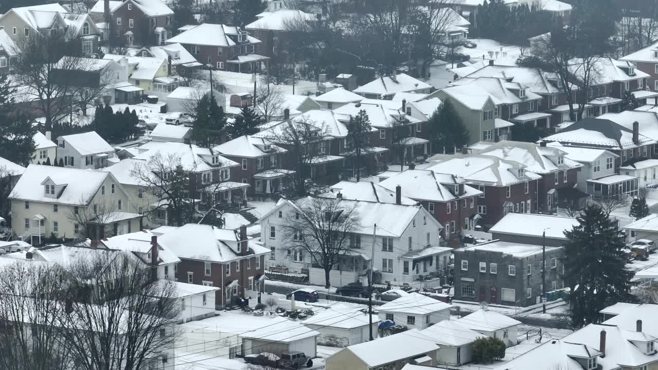 美国郊区的航拍照片。多雪的冬季环境有许多房子。视频素材