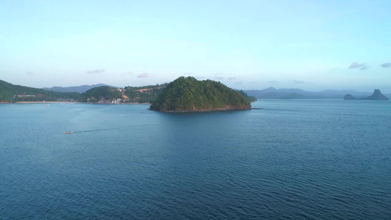 日落时从热带岛屿上空鸟瞰。视频素材