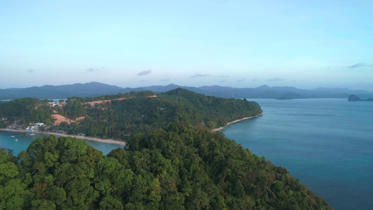 日落时从热带岛屿上空鸟瞰。视频素材