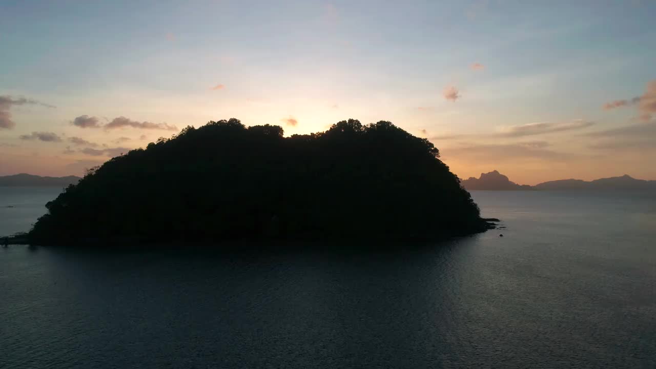 日落时从热带岛屿上空鸟瞰。视频素材