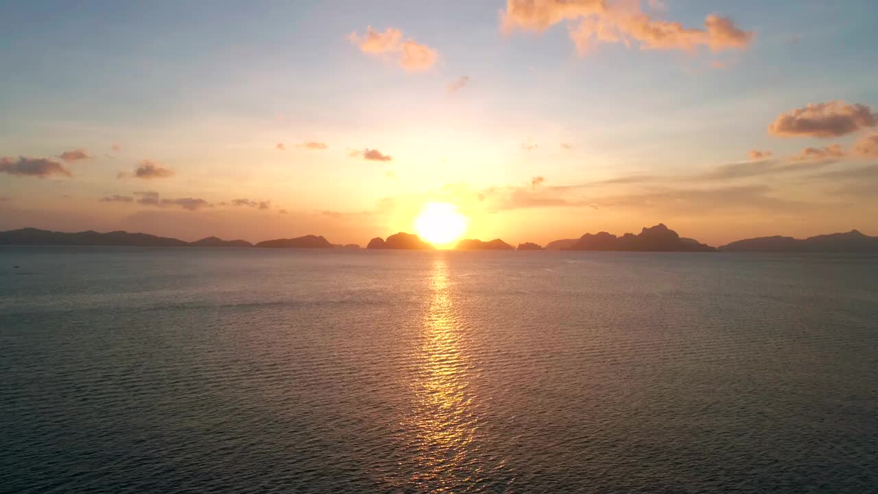 日落时海面波纹的航拍照片。日落时海水表面的金色倒影。海景、夏日及旅游度假理念。菲律宾巴拉望省。视频素材