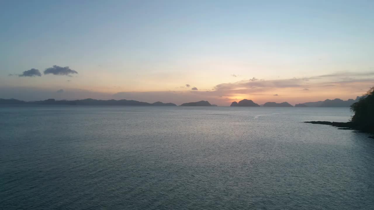 日落时海面波纹的航拍照片。日落时海水表面的金色倒影。海景、夏日及旅游度假理念。菲律宾巴拉望省。视频素材