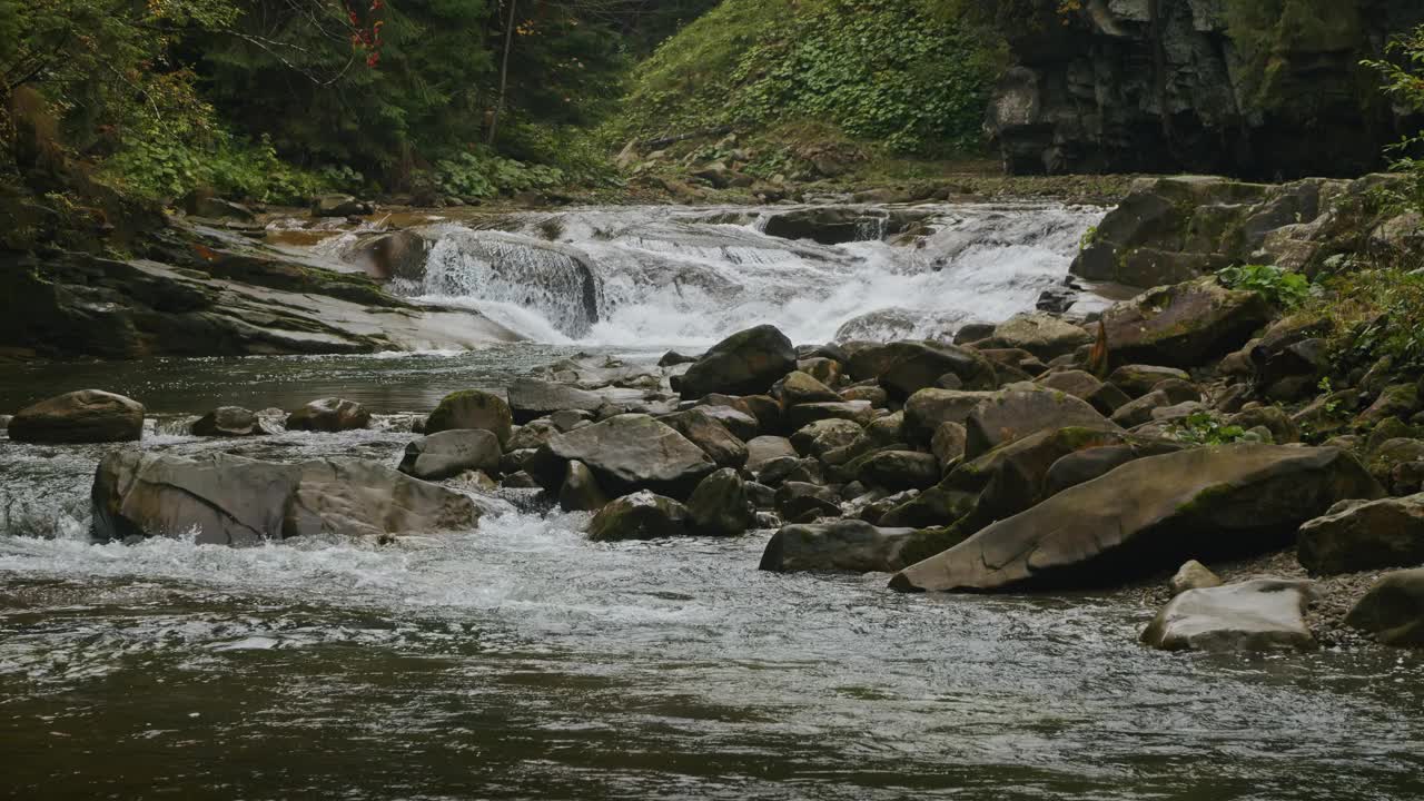 在森林中流过岩石的山间河流。自然水道和荒野概念。风景优美，适合户外探险和环境主题视频素材