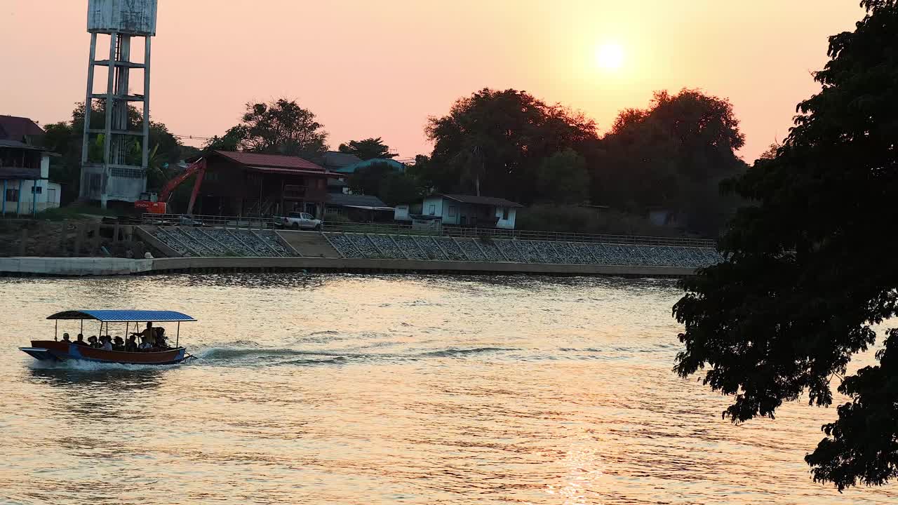 日落河巡游视频素材