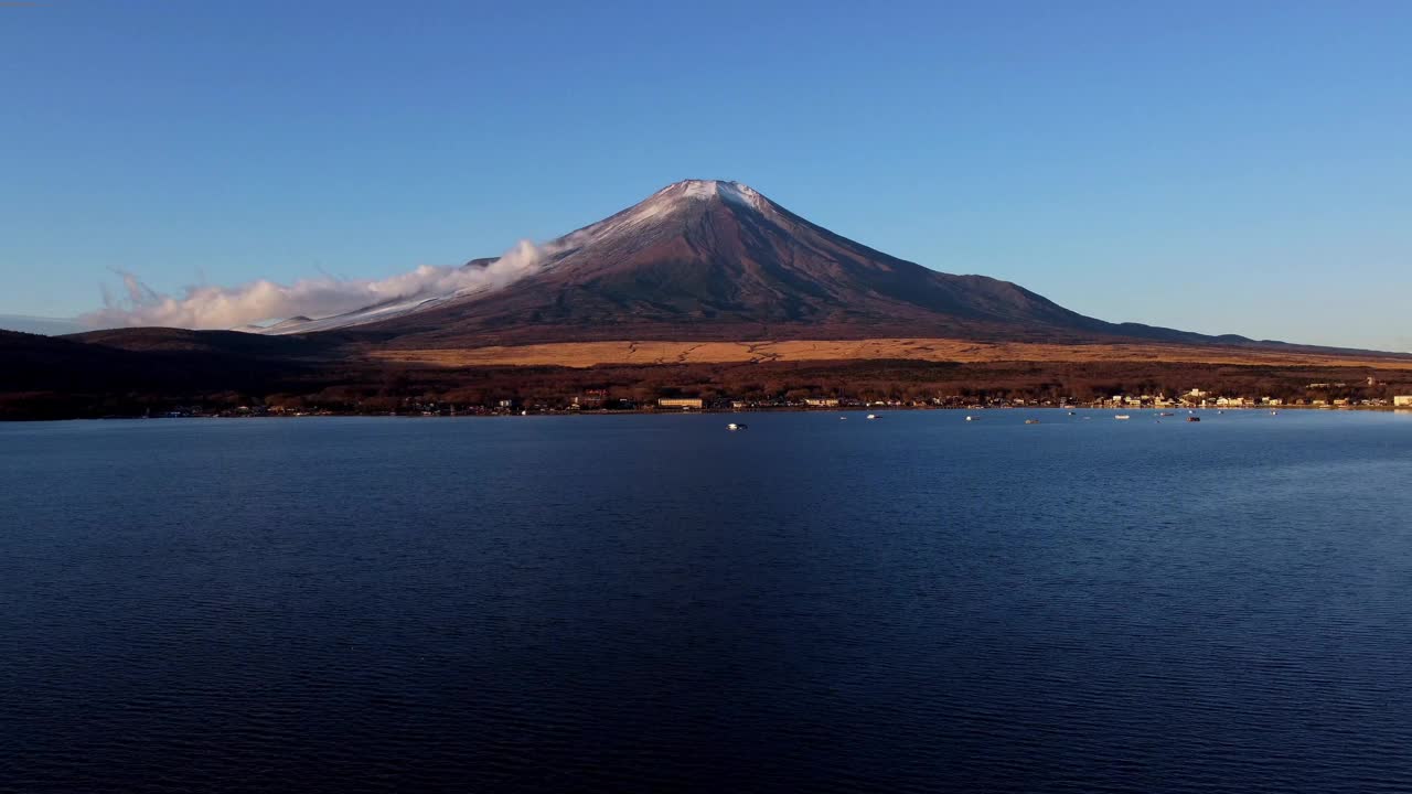 黄昏时分，雄伟的富士山耸立在川口湖上，晴朗的天空增强了宁静的景色视频素材