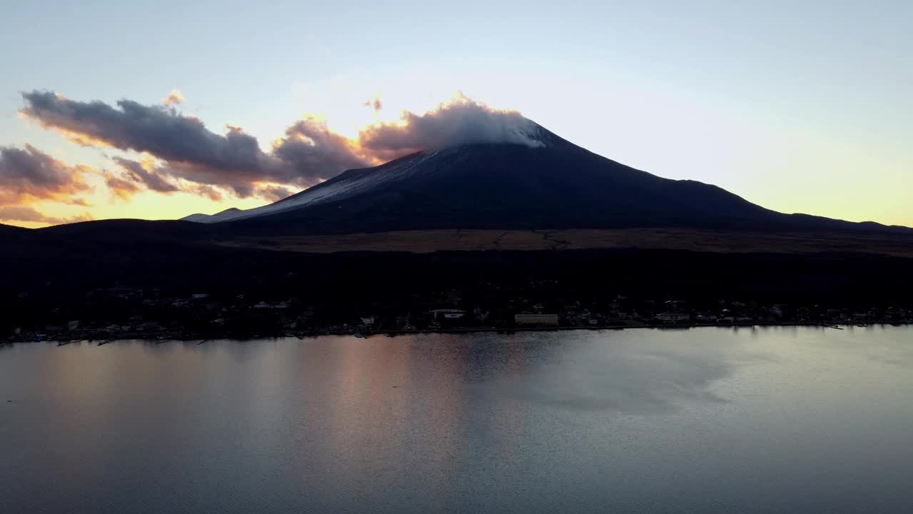 黎明破晓在富士山与宁静的湖面反射和宁静的天空视频素材