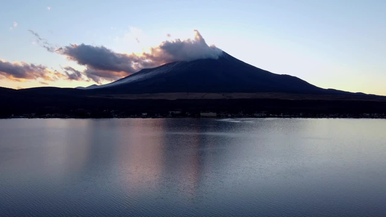 雄伟的富士山黄昏与平静的湖水反映宁静的天空，宁静的心情视频素材