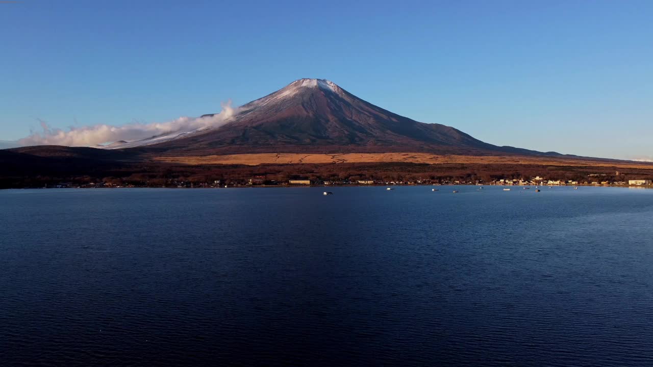 雄伟的富士山在日落与宁静的湖前景和晴朗的天空视频素材