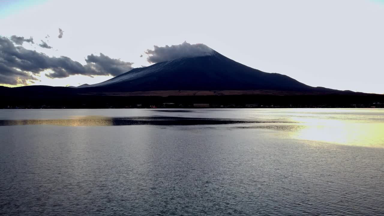 黄昏的富士山映在湖面上，云雾缭绕视频素材