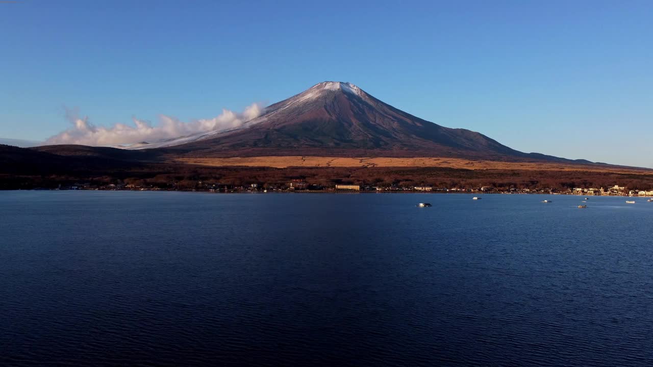 雄伟的富士山与清澈的蓝天反映在平静的湖水在黄昏视频素材