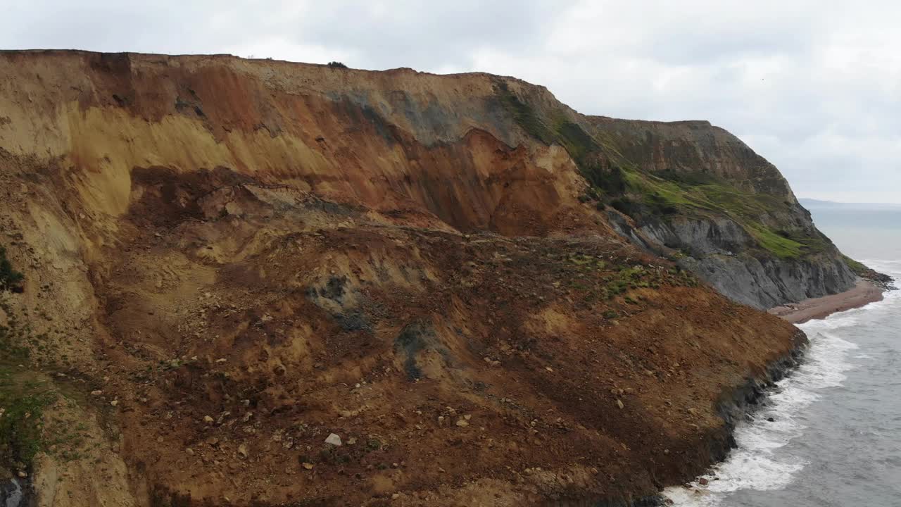 鸟瞰Seatown海滩的大型海岸滑坡。推进视频素材