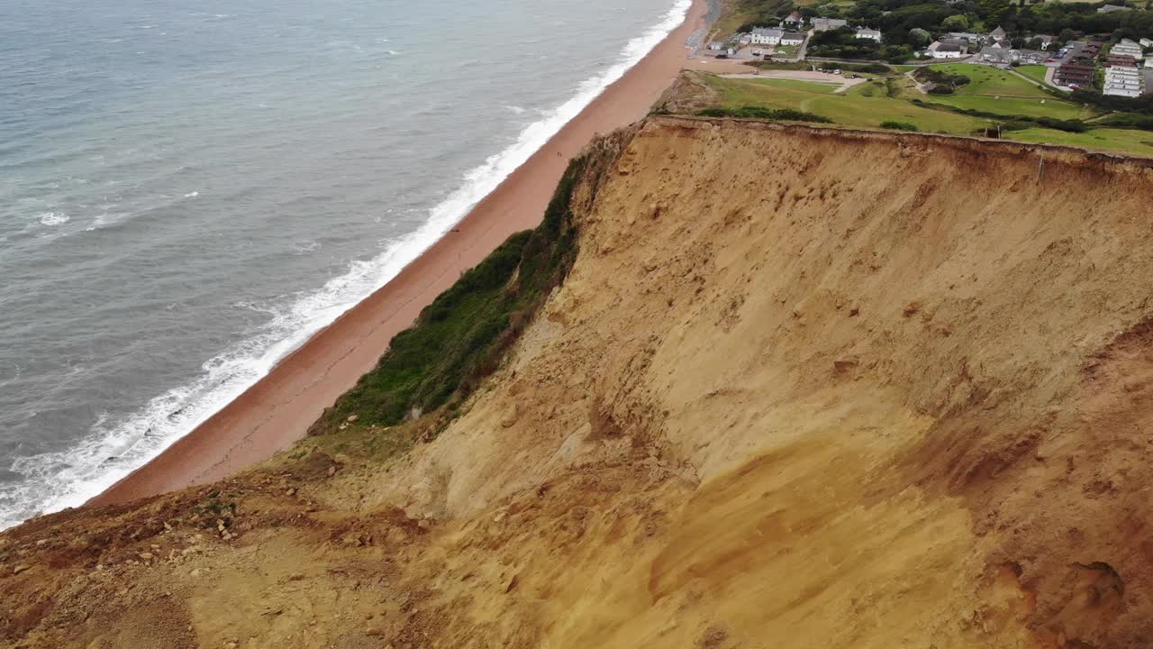 以Seatown海滩海岸线为背景，在大型海岸悬崖上空中飞行。推进视频素材