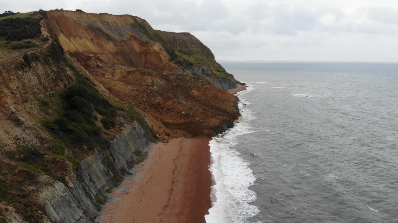 海镇海滩大海岸悬崖瀑布鸟瞰图。推进视频素材