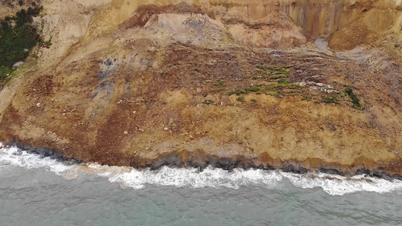 Seatown海滩的大型海岸滑坡。空中回拉，向上倾斜投篮视频素材