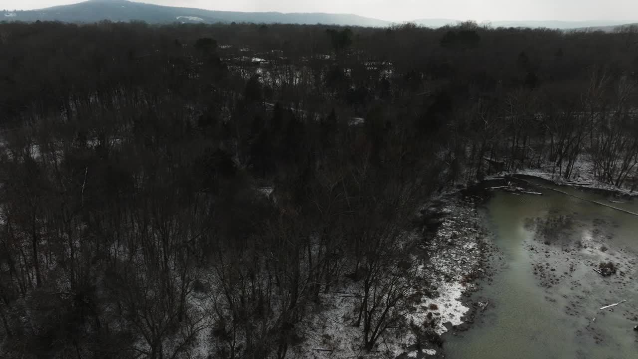 冬日里，亚拉巴马州费耶特维尔的西考亚湖，湖岸被雪覆盖视频素材