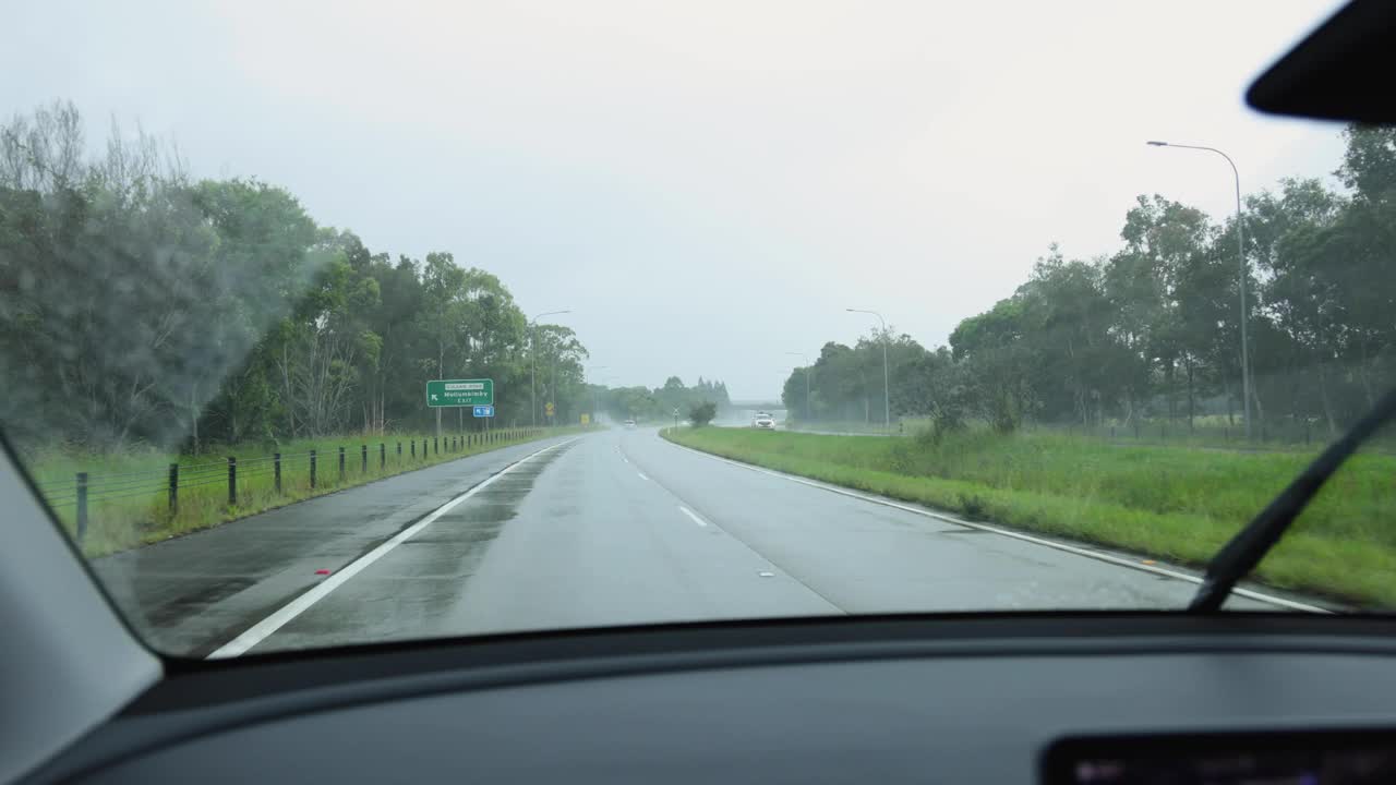 雨天的公路上开车穿过挡风玻璃视频素材