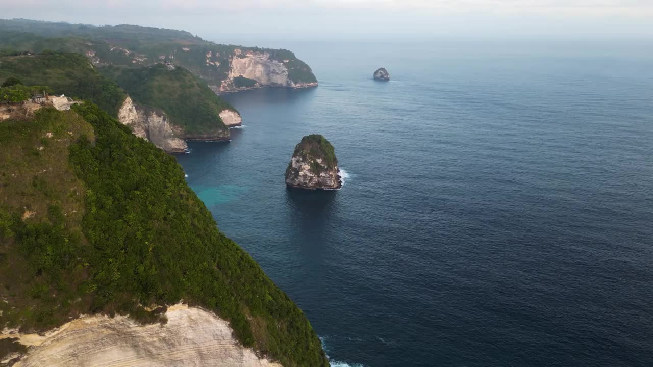 鸟瞰日落时的努沙佩尼达海岸线，印度尼西亚视频素材