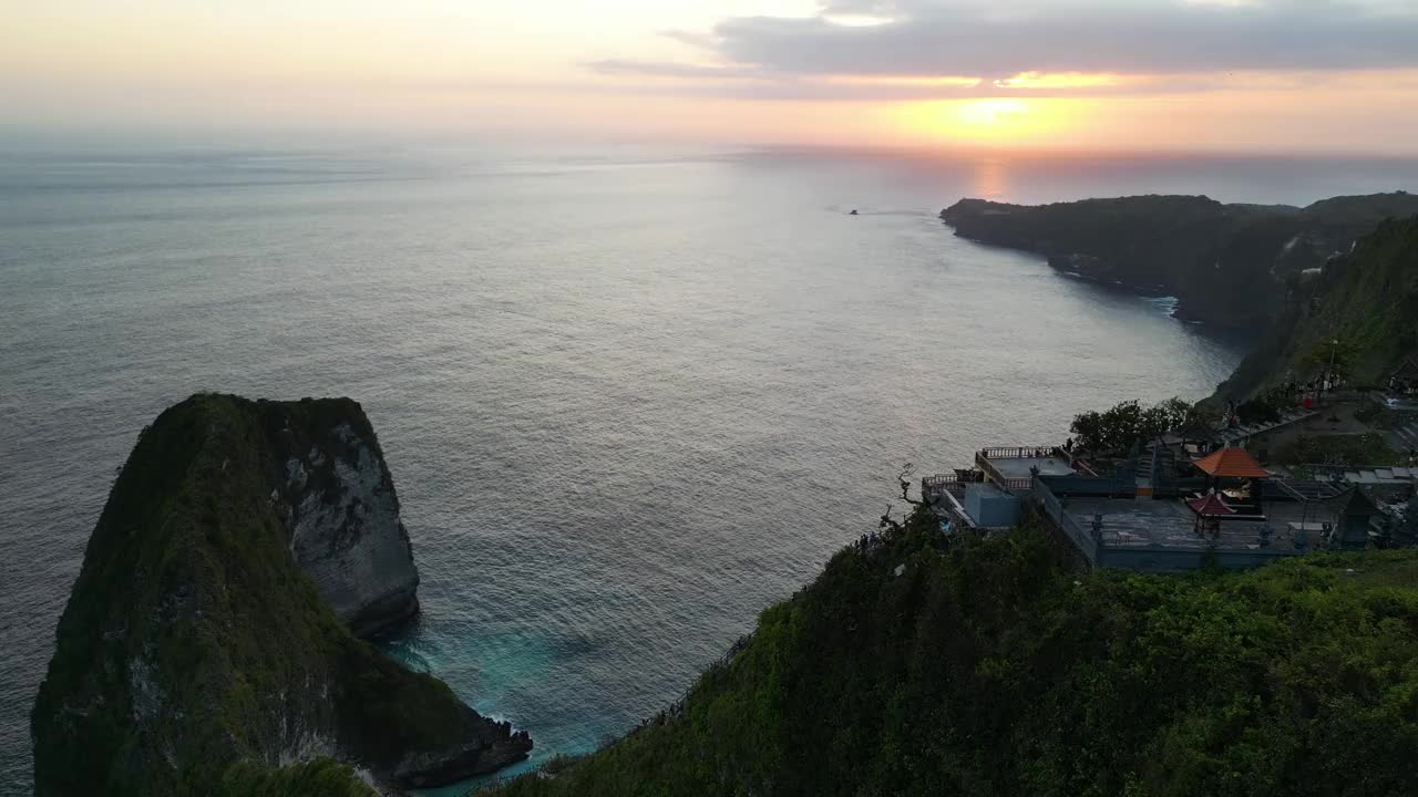 鸟瞰日落时的科林金海滩，努沙佩尼达岛，印度尼西亚视频素材