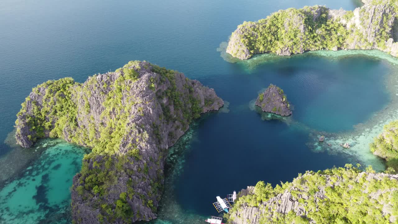 岩石小岛和阳光明媚的热带泻湖的鸟瞰图，科隆视频素材