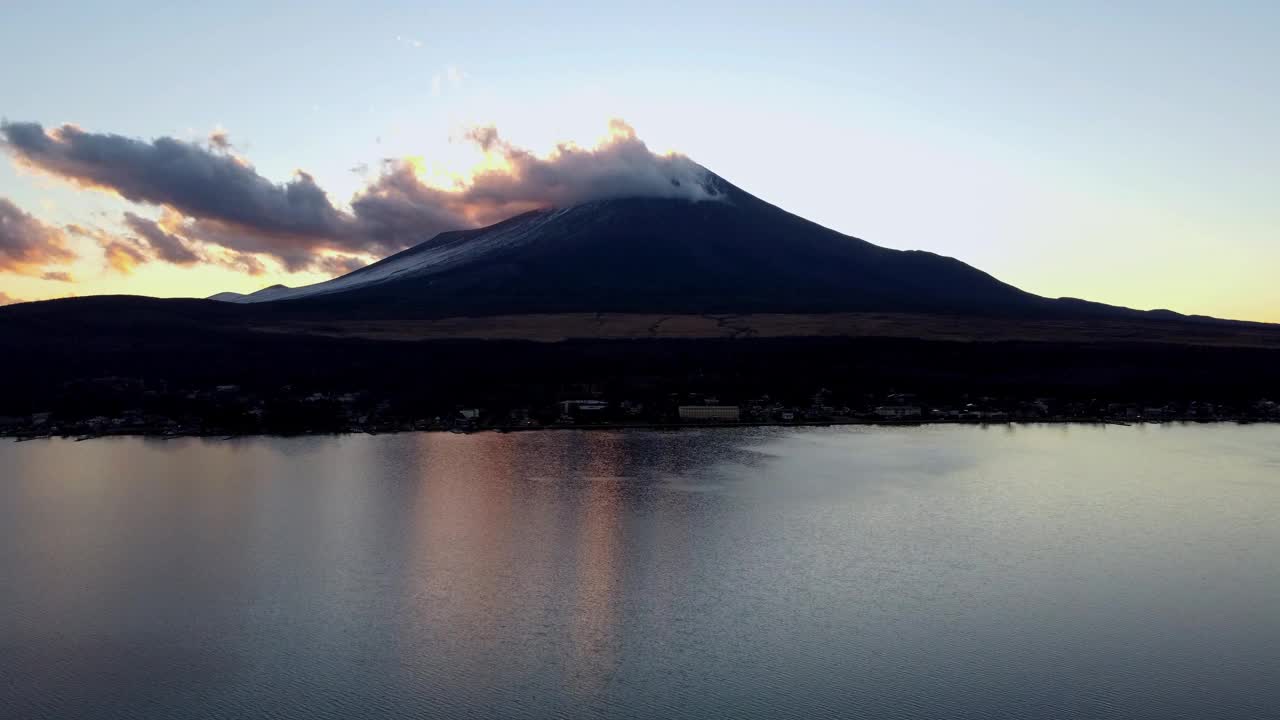 雄伟的富士山在日落，反映在一个宁静的湖泊与景观的剪影视频素材