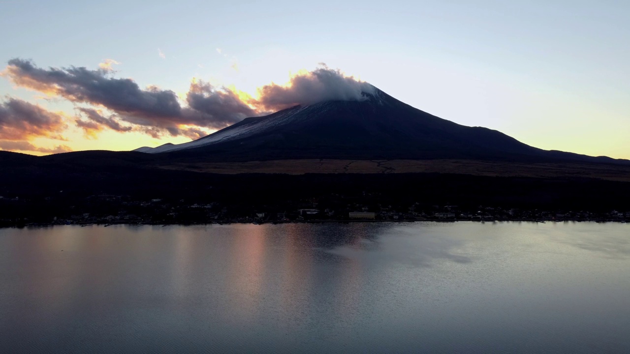 黄昏时富士山的剪影，映照在平静的湖面上视频素材