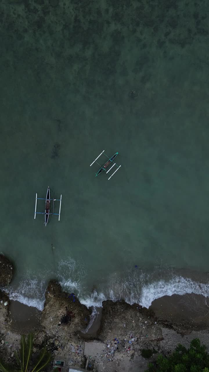 海滩上渔船的鸟瞰图视频素材