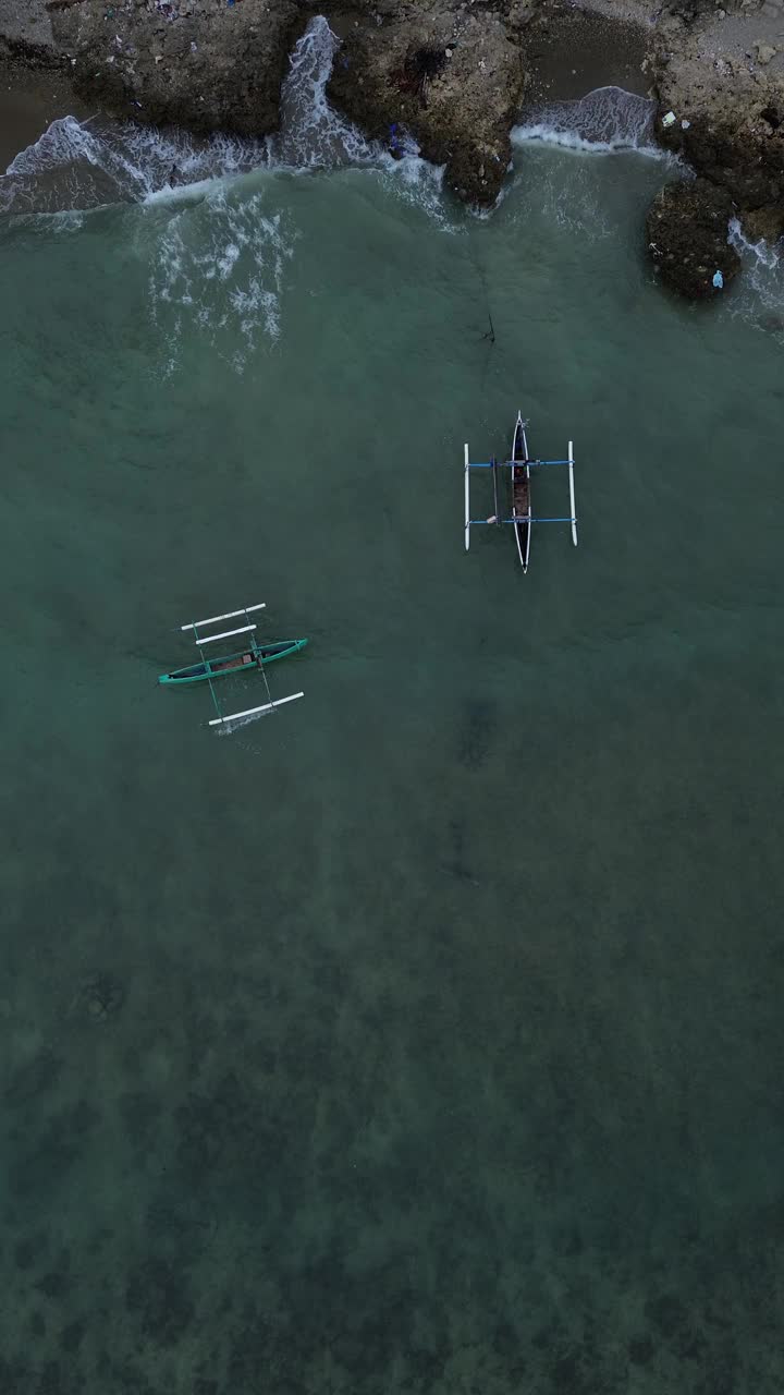 海滩上渔船的鸟瞰图视频素材