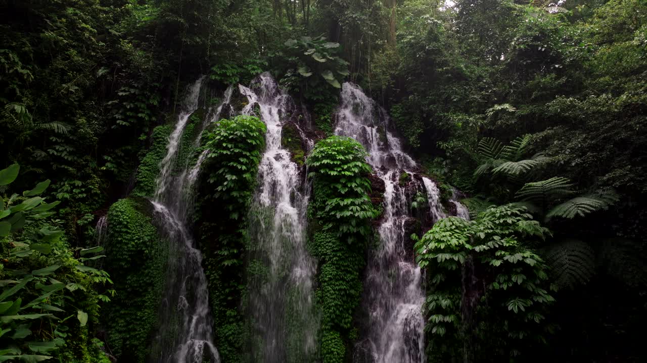 Banyu Wana Amertha原始瀑布在印度尼西亚巴厘岛茂密的丛林中流淌。低角度视频素材