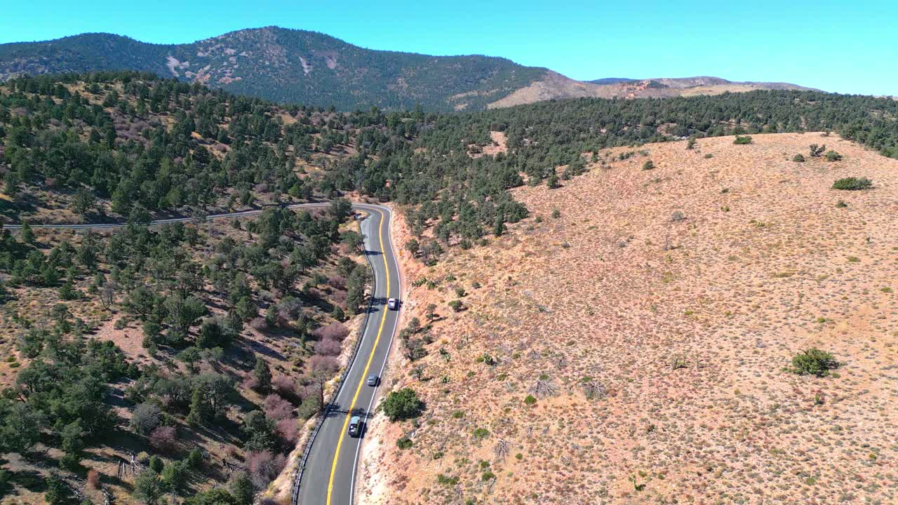 车辆行驶在公路通过卢塞恩山谷在加利福尼亚-空中无人机拍摄视频素材