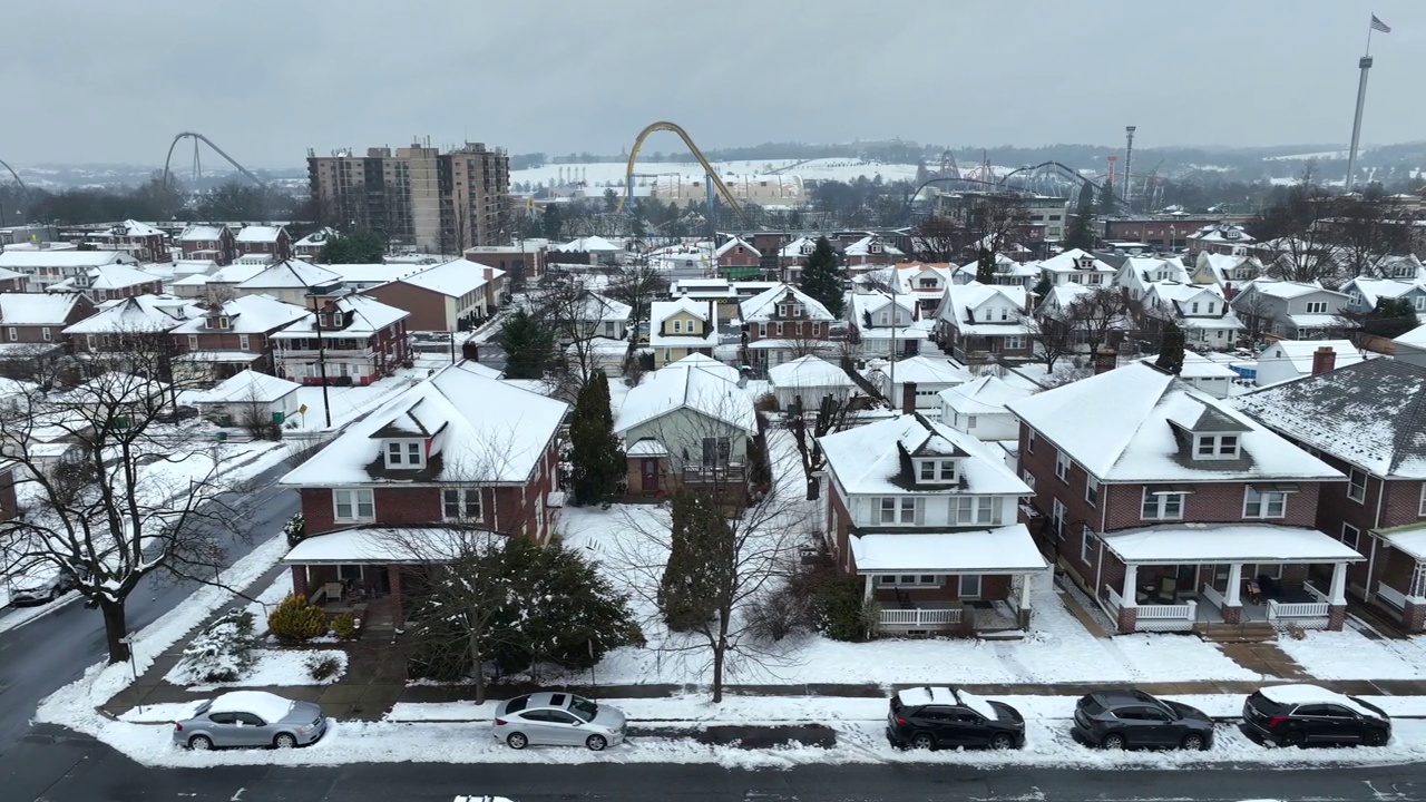 冬日的雪在好时社区与房屋和街区的背景。冬天多云的灰色天空。航拍卡车照片。美国宾夕法尼亚州。背景是好时公园的游乐设施。视频素材