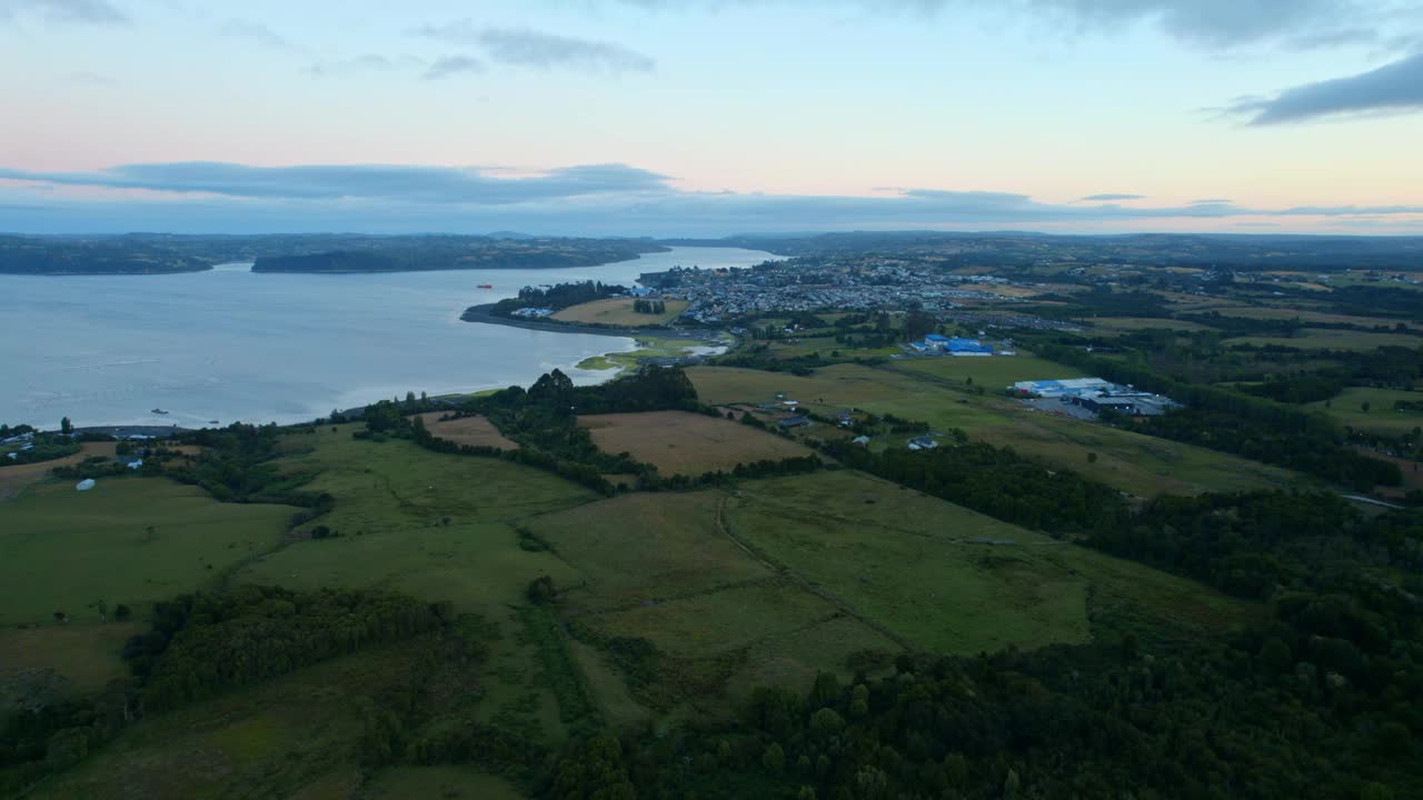 乡村水上无人机景观在Chonchi, Chiloe, Lemuy岛水上天空，三角洲房屋和农村的反射，在南美巴塔哥尼亚旅游目的地视频素材