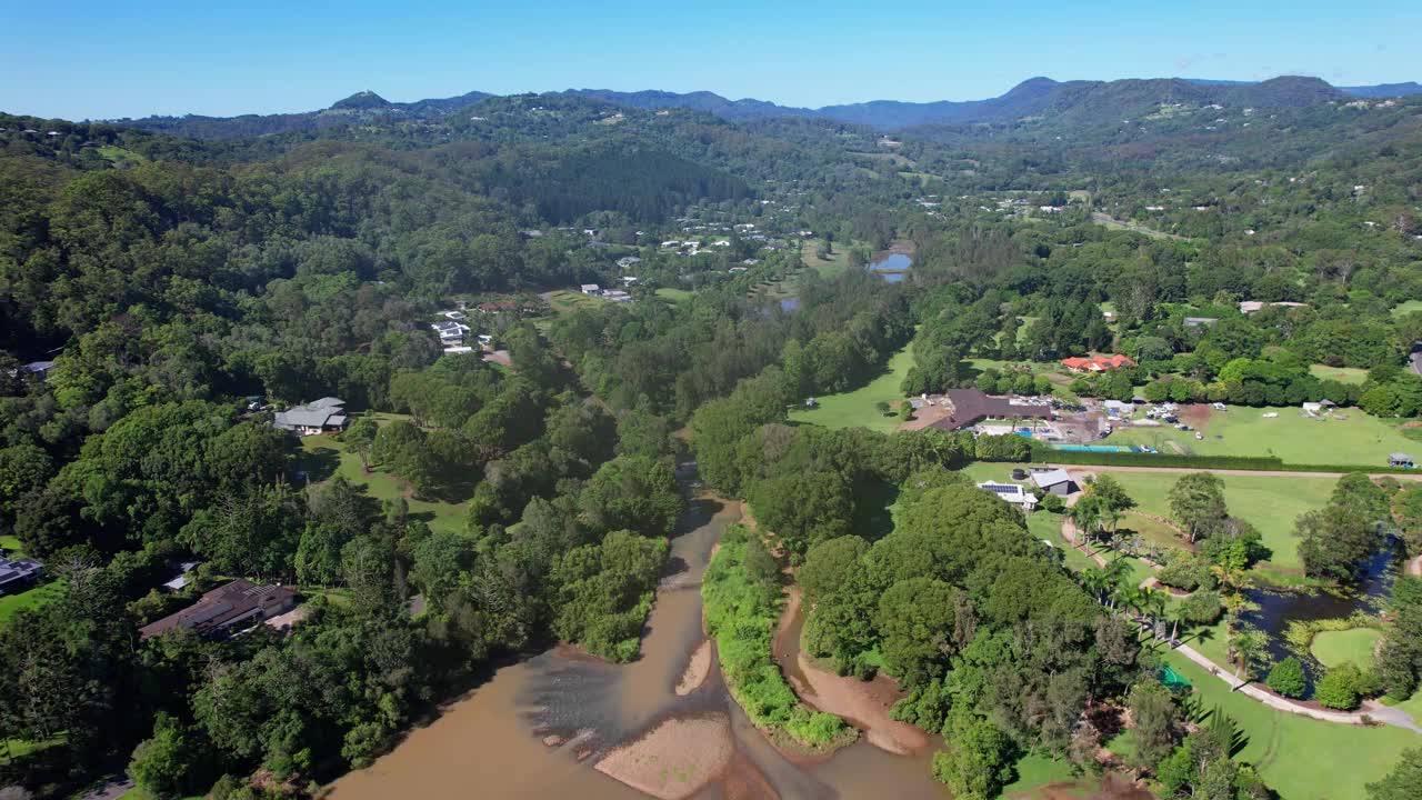 鸟瞰图Currumbin Creek和Currumbin Creek Road在澳大利亚黄金海岸。回调镜头视频素材