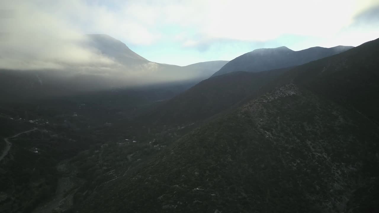 山村里的晨光视频素材