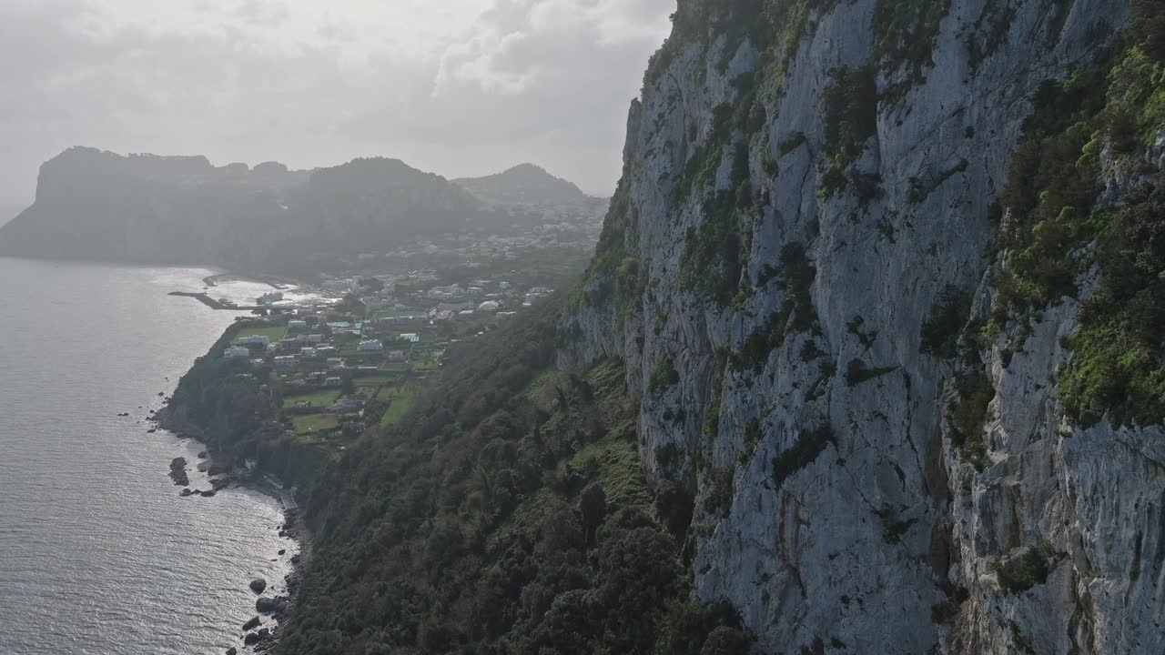 卡普里岛的海岸景色，陡峭的悬崖和散落的房屋，阴天下视频素材