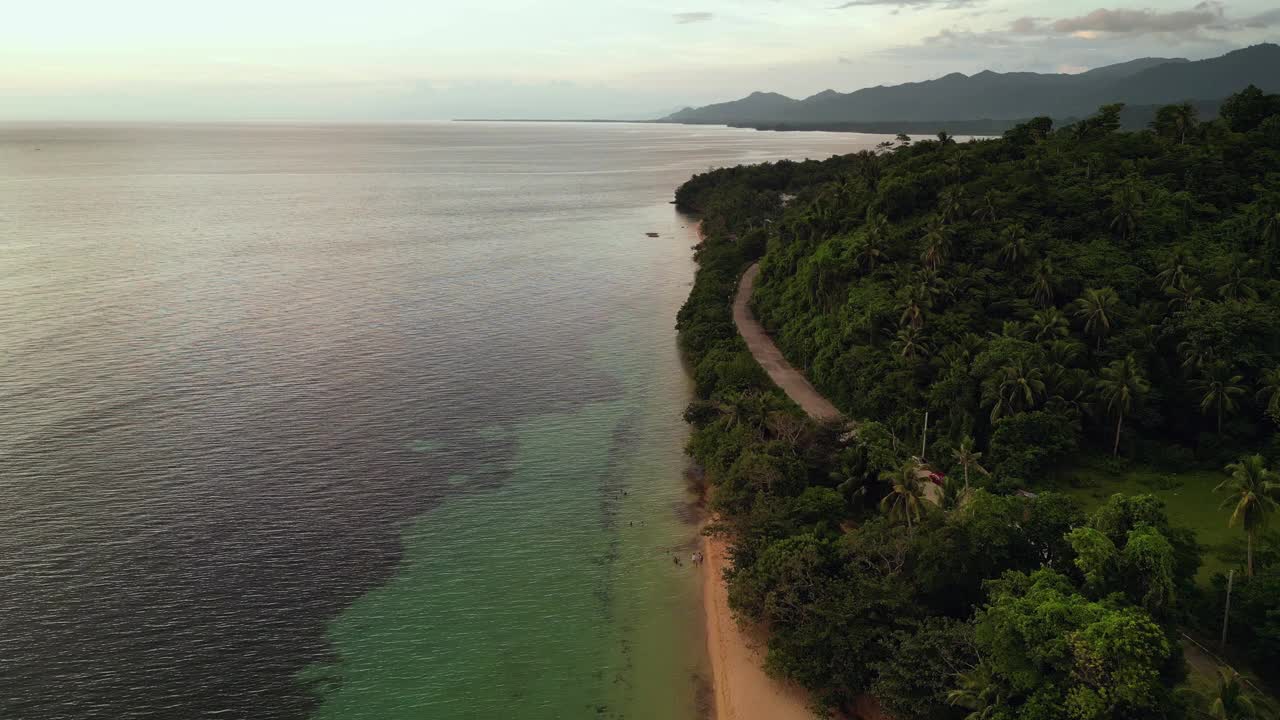 马曼加尔海滩与郁郁葱葱的绿色在virac, catanduanes在日落，鸟瞰图视频素材