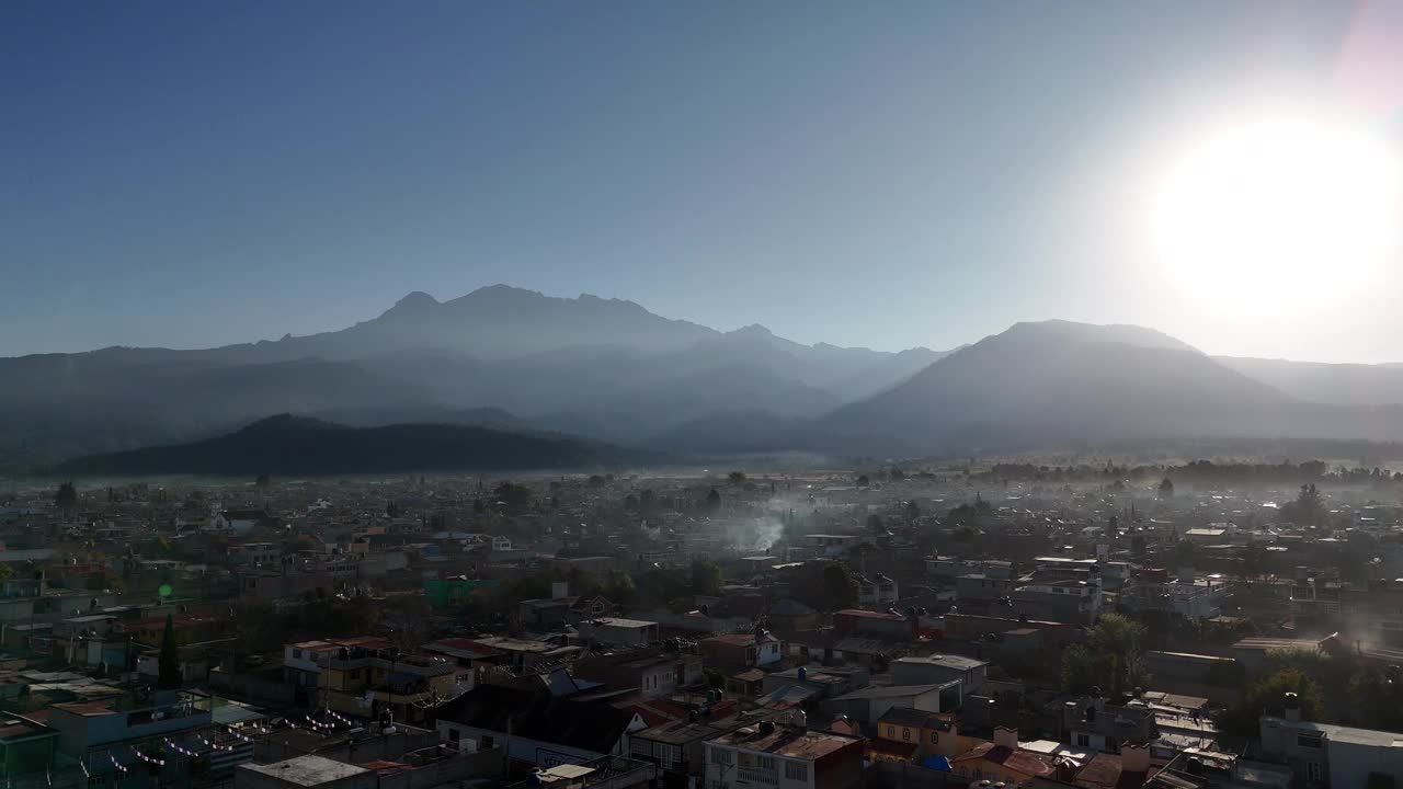 早晨的伊兹塔奇瓦特火山视频素材