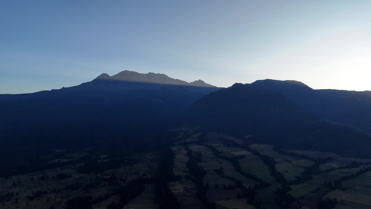 早晨的伊兹塔奇瓦特火山视频素材