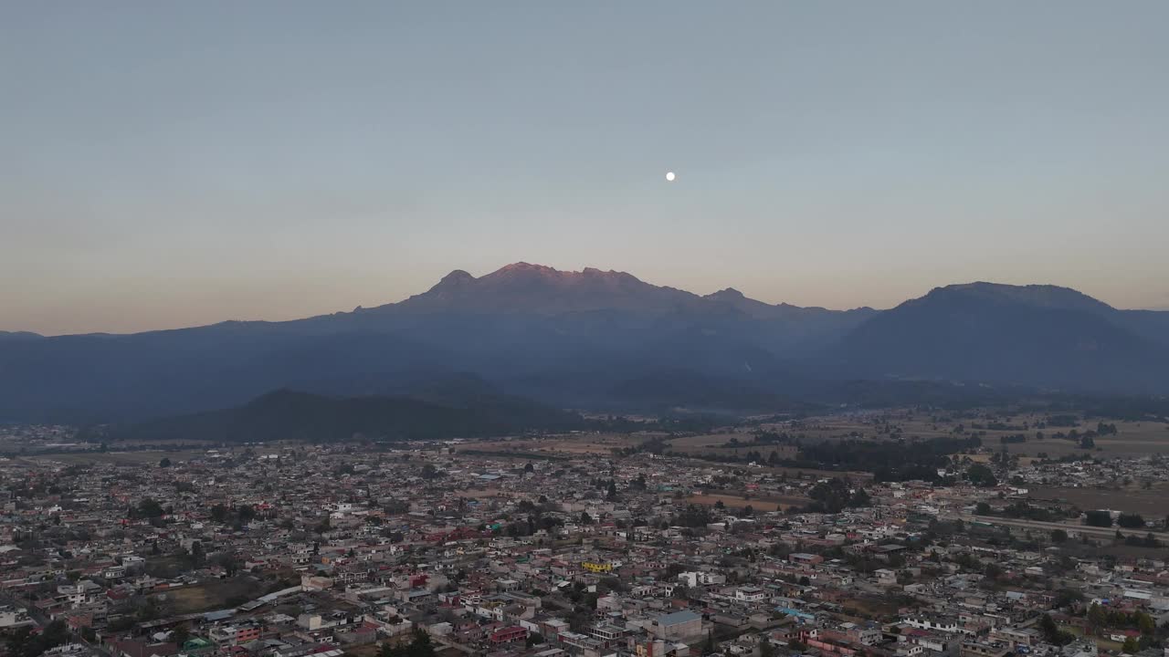 满月的伊兹塔奇瓦特火山视频下载