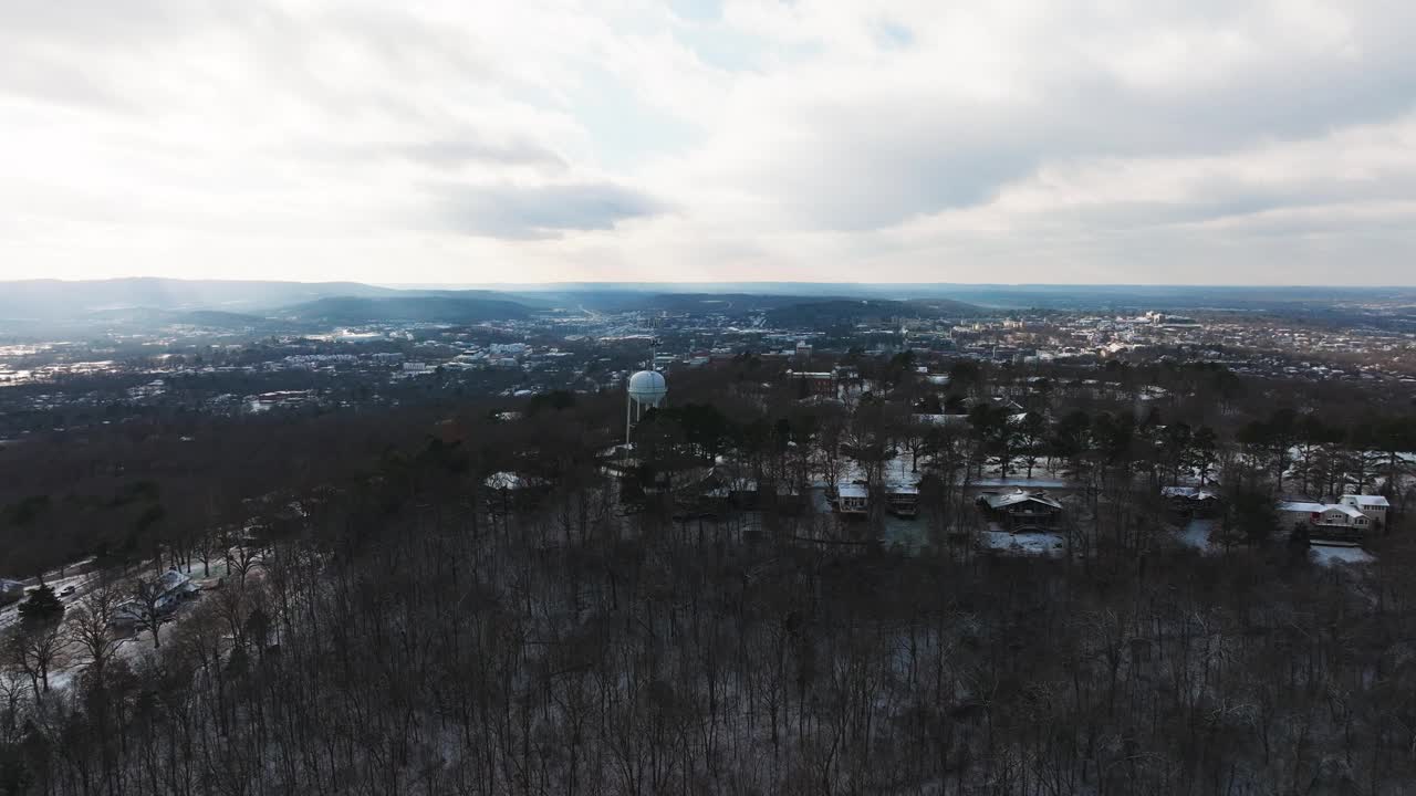 费耶特维尔与山红杉，冬季景观，多云的天空，美国阿肯色州，遥远的地平线，鸟瞰图视频素材