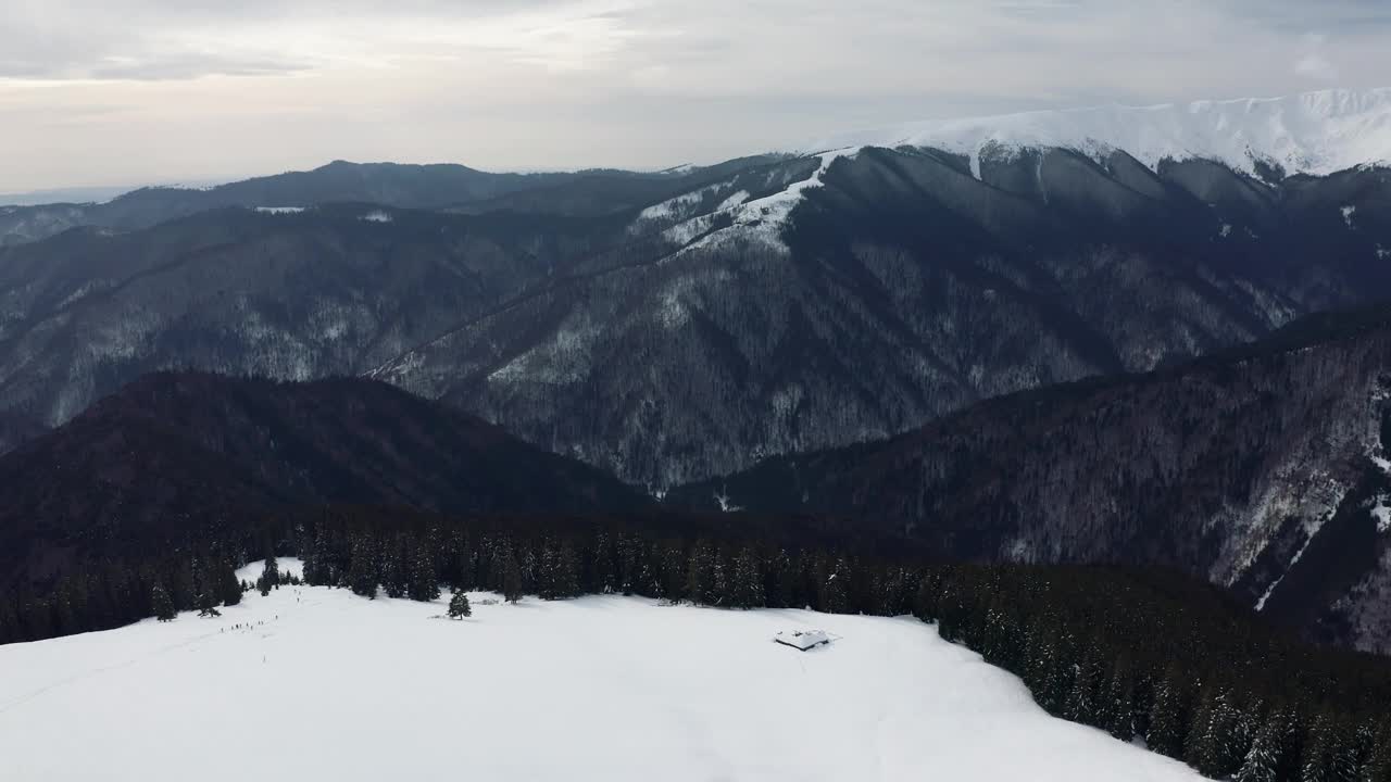 冬日鸟瞰图，位于罗马尼亚阿尔热斯的伊泽-帕普萨山脉，被冰雪覆盖的劳索尔大坝视频素材